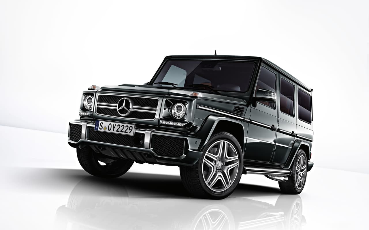 La G63 es una versión actualizada y renovada para revivir a los históricos vehículos todo-terreno de Mercedes-Benz. Posee un enorme motor V8 de 5.5 litros, que produce nada menos que 570 caballos de fuerza. Su transmisión es con levas al volante, algo propio de AMG, se trata de una caja de cambios 7G-Tronic.