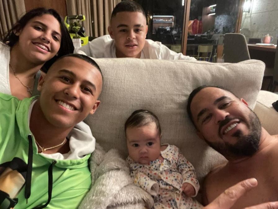 "Hay que agradecer que dentro de esta pandemia seguimos luchando por mantenernos sanos. De parte de la Familia Pina – Gutiérrez les deseamos salud, prosperidad y unión".
<br>