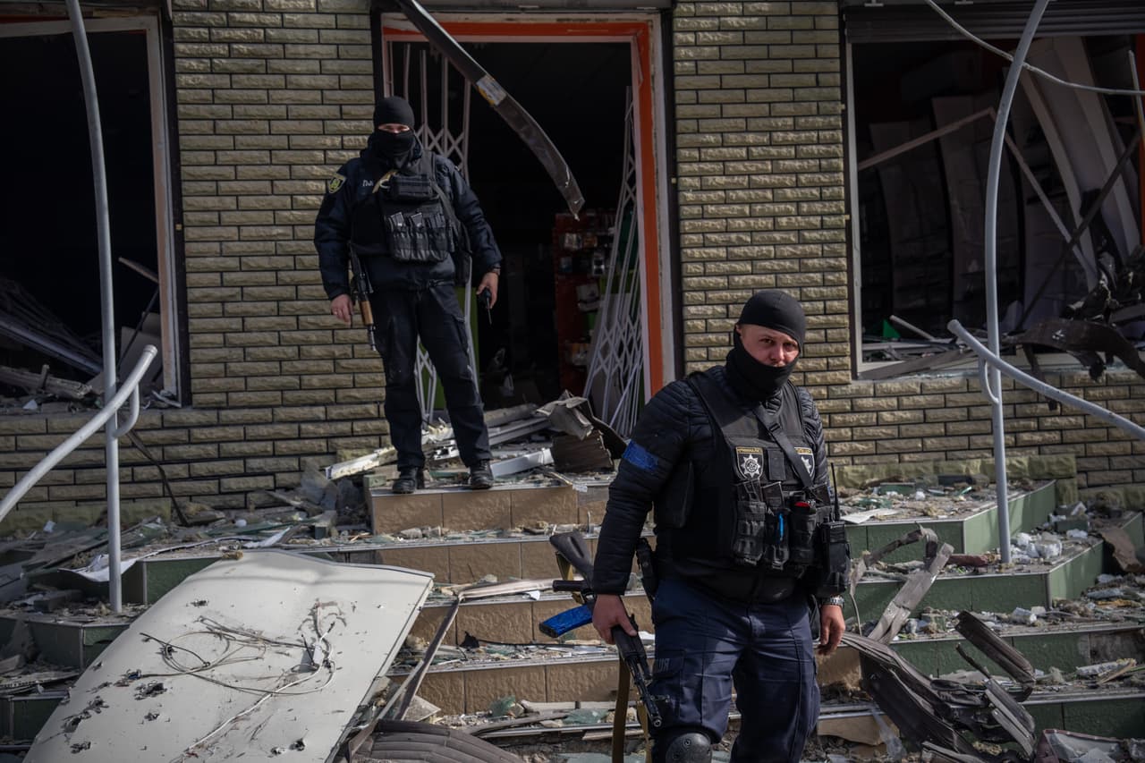 Personal militar ucraniano revisa un inmueble, que fue alcanzado por un misil S-300, que aunque suele emplearse contra aeronaves militares, los rusos los habrían estado empleando cada vez más en ataques terrestres imprecisos, apuntó el gobernador de Mykolaiv, Vitali Kim.