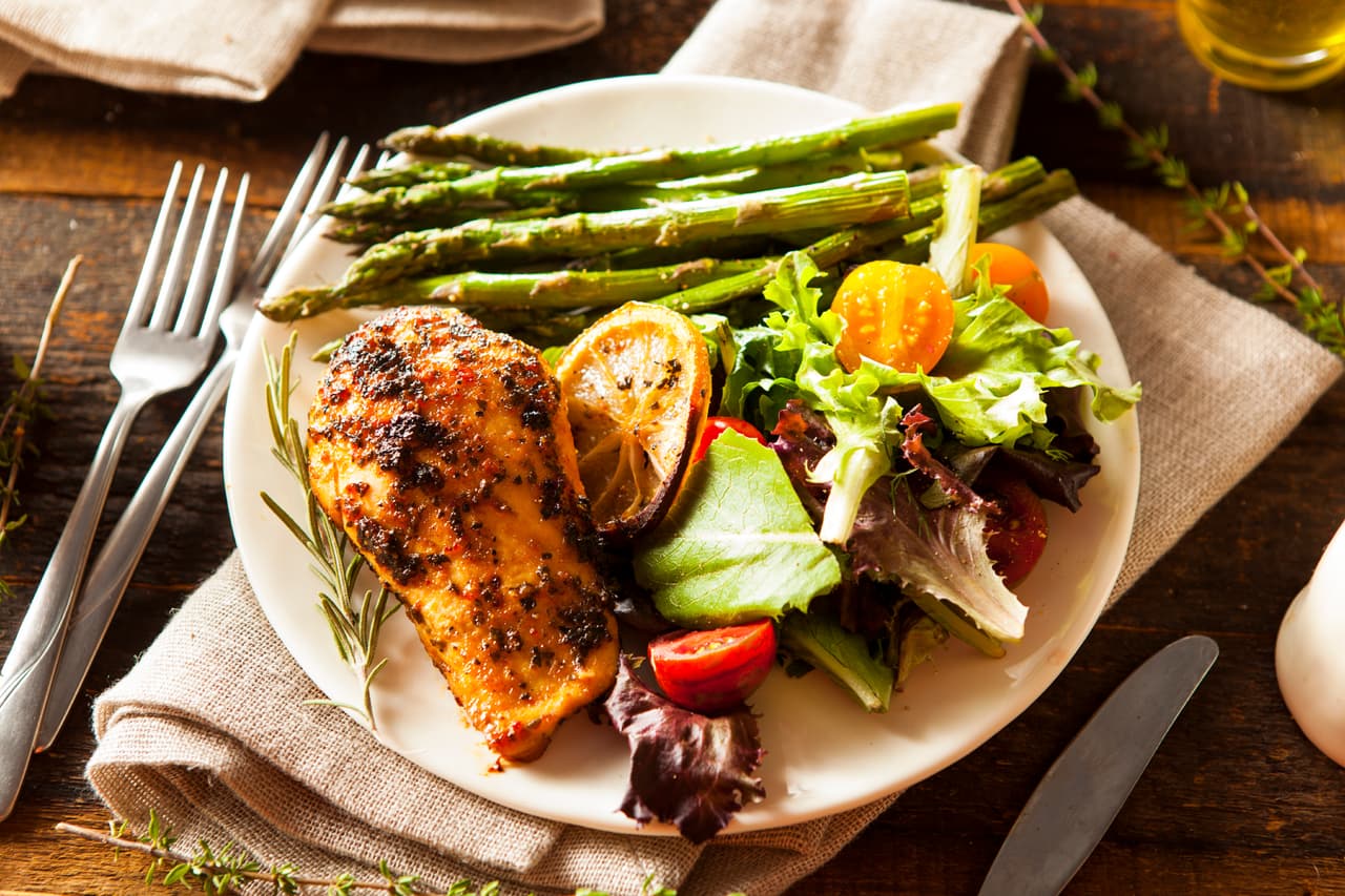 La porción indicada de proteína debe caber en la palma de su mano.
