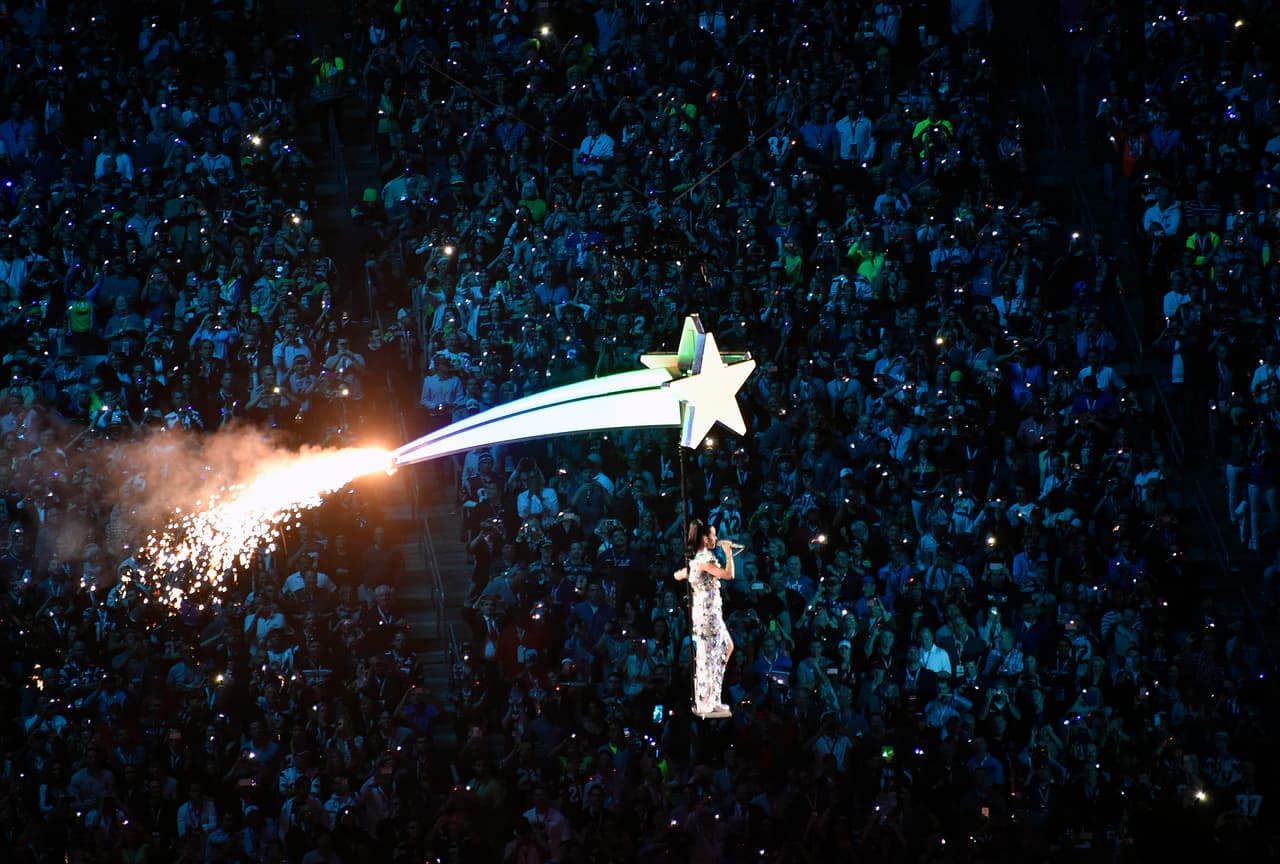 En 2015, del cielo volando en una estrella fugaz llegó Katy Perry al University of Phoenix Stadium en el show de medio tiempo del Super Bowl. La artista que durante todo el año pasado giró por el mundo con su The Prismatic World Tour apareció dulce y cercana como siempre en su presentación.