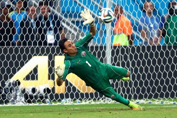 Keylor Navas quien fue clave para que Costa Rica hiciera un papel histórico en el Mundial de Brasil, gracias a su gran desempeño bajo los tres postes, permitió que equipos grandes se fijaran en el costarricense.