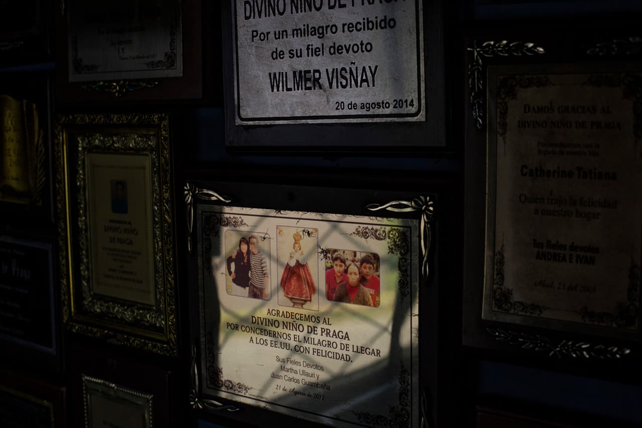 Casi todos los habitantes de estas zonas del sur del país tienen un familiar en Estados Unidos. El Divino Niño de Praga es una de las tantas devociones que tienen los que migran. Muchos de los migrantes que han logrado llegar a su destino sin contratiempos le agradecen el milagro. En una pequeña capilla en Cuenca reposa una imagen de este ‘niño’ milagroso y las paredes del recinto están llenas de placas de agradecimiento como la que aparece en esta foto.