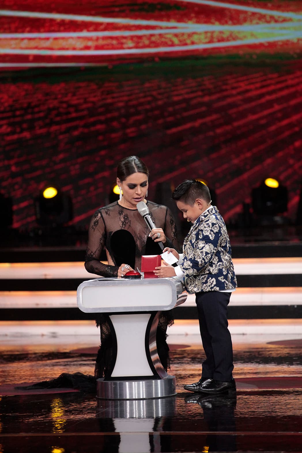 Después de leer una tarjeta donde resaltaban las características de Giovani, el pequeño sacó unas llaves de la cajita roja que Gali le entregó.