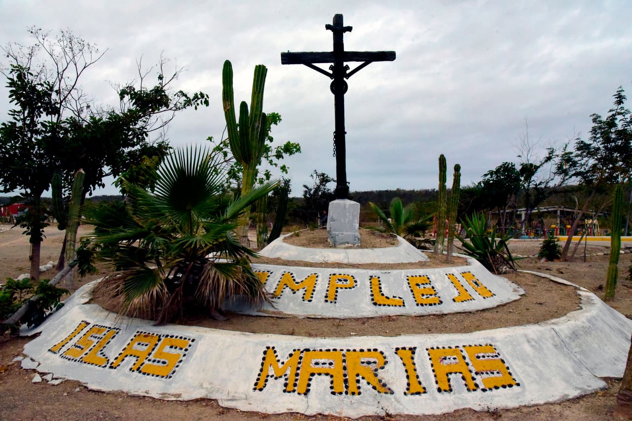 Una cruz cristiana en las inmediaciones de la prisión federal ubicada en el Pacífico mexicano.