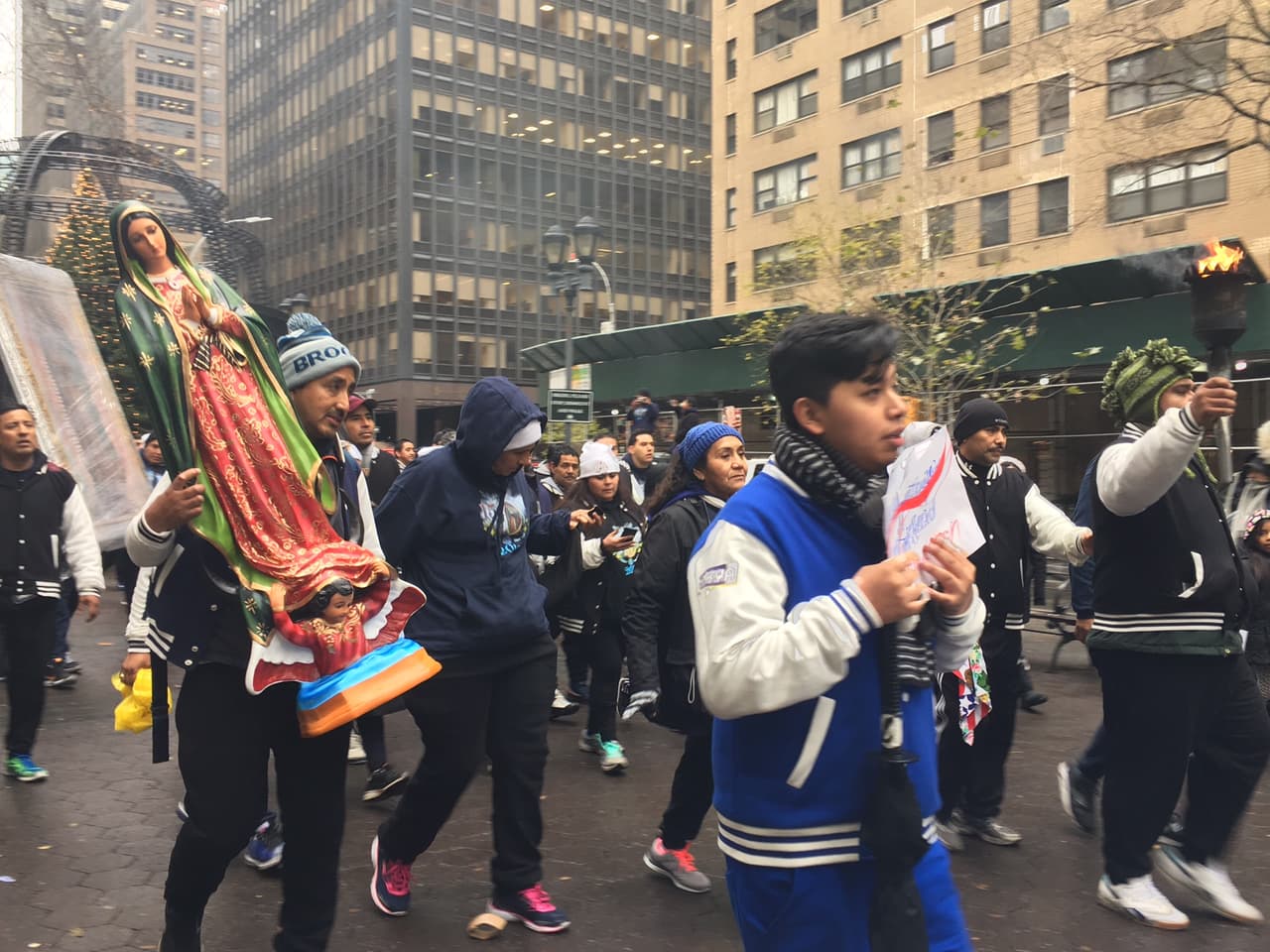 De acuerdo con Joel Magallán, director de la Asociación Tepeyac de Nueva York, la carrera de la Antorcha Guadalupana recorrió 85 ciudades desde que partió el pasado 18 de septiembre de Ciudad de México.