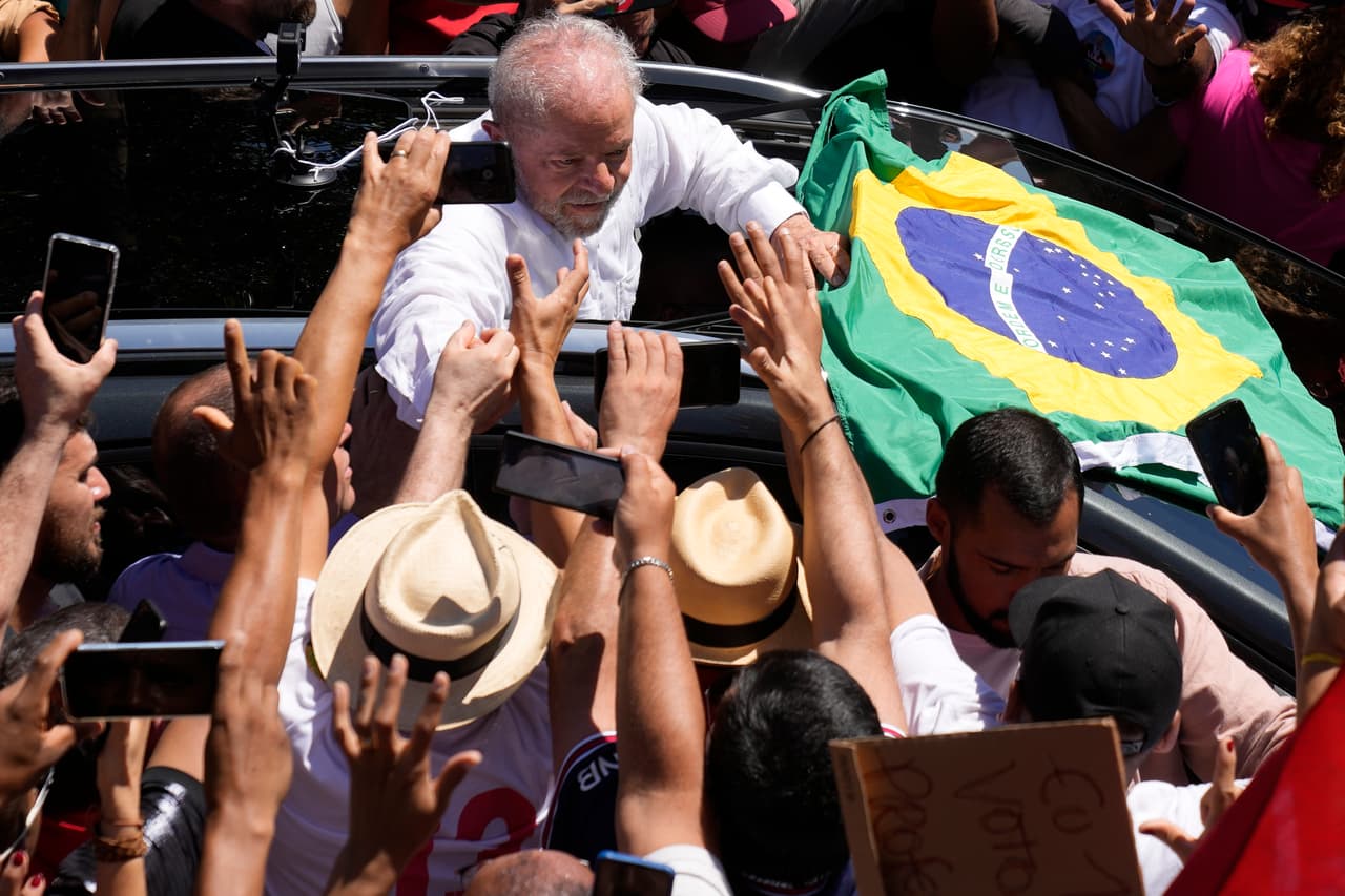 Lula obtuvo 59.7 millones de sufragios, mientras que Bolsonaro, líder de la extrema derecha brasileña y capitán retirado del Ejército, se quedó con 57.7 millones, con el 99.10 % del censo escrutado, según los datos del Tribunal Superior Electoral (TSE). En la imagen, Lula saluda a simpatizantes este domingo.