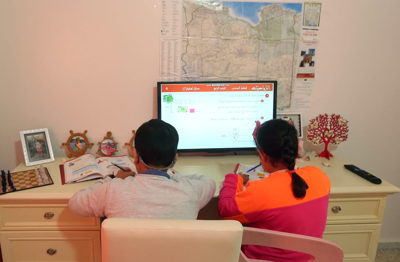 Si quiere más detalles tendrá que esperar a que CPS publique su plan de estudios para el año escolar 2020-2021, a más tardar la semana que viene, se comprometió Jackson.
<br>
<br>Es que, aparentemente, la presión de los padres y de los maestros, que durante las pasadas cuatro semanas han expresado su rechazo a la reapertura de las escuelas, tomó por sorpresa a las autoridades. Y el incremento del número de casos de covid-19 que se registran a diario en la ciudad le puso el último clavo al ataúd.