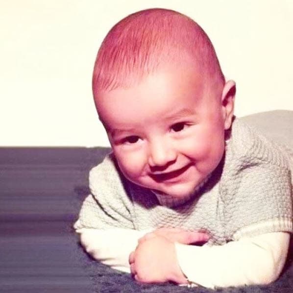 "Felicidades a todos los niños ¡Jamás dejémos de ser niños! @poramarsinley", escribió el galán que alguna vez fue este tierno bebé.