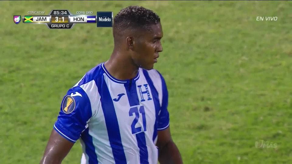 Kemar Lawrence saca de banda y pone el balón en juego