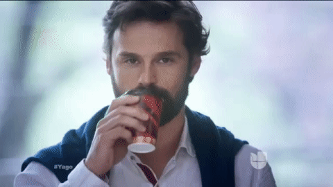 Cualquier mujer moriría por atraer su mirada.