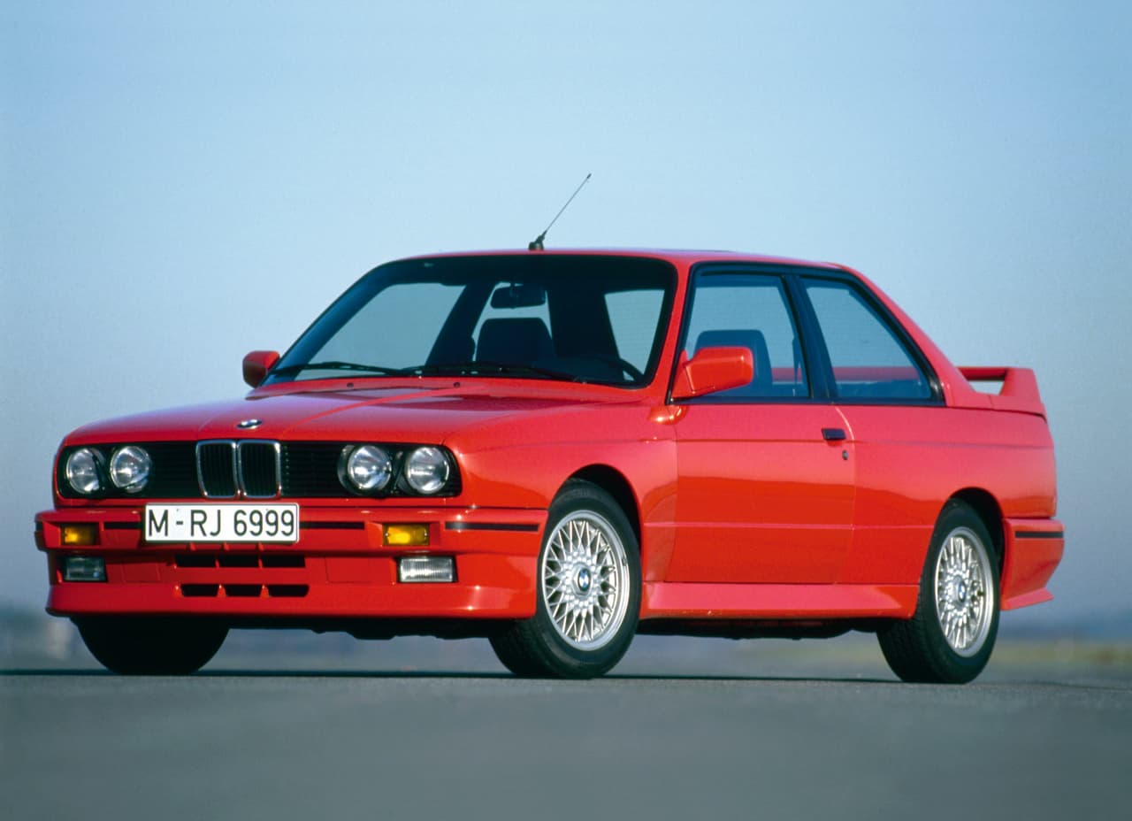 1986 marcó el inicio en la historia del BMW M3. El ícono de los vehículos deportivos de calle nació ese año de la mano de la división M (por Motosports) de BMW, como una variante de alto poder de la generación E30 del compacto Serie 3. El primer M3 contó con un motor de 4 cilindros y 2.3 lts capaz de desarrollar 192 caballos de fuerza, 177 lbs-pie de torque y acelerar de 0 a 60 mph en 6.5 ss, acoplado a una transmisión manual de 5 velocidades.