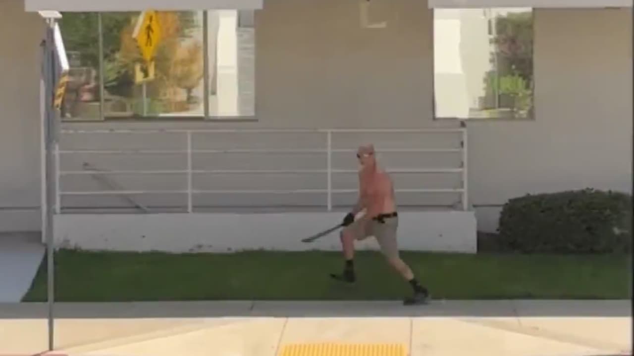 Imágenes del hombre armado con machete que desató el pánico cerca de un hospital en Los Alamitos