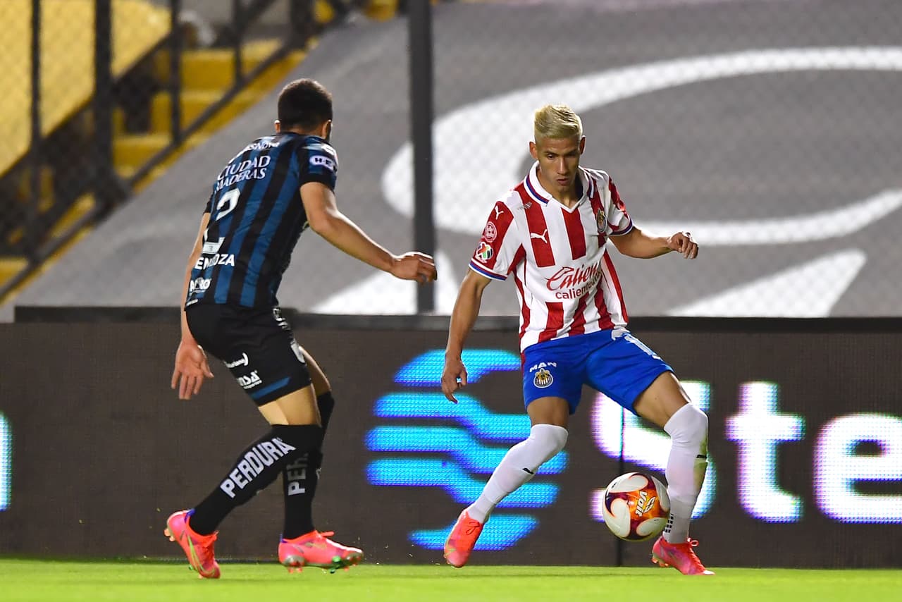 Querétaro y Chivas empatan 2-2 en La Corregidora y se conforman con un puntos. Ambos equipos se quedan con 11 puntos, pero Chivas ese sitúa en la décimo lugar mientras que los Gallos se quedan con la doceava posición.