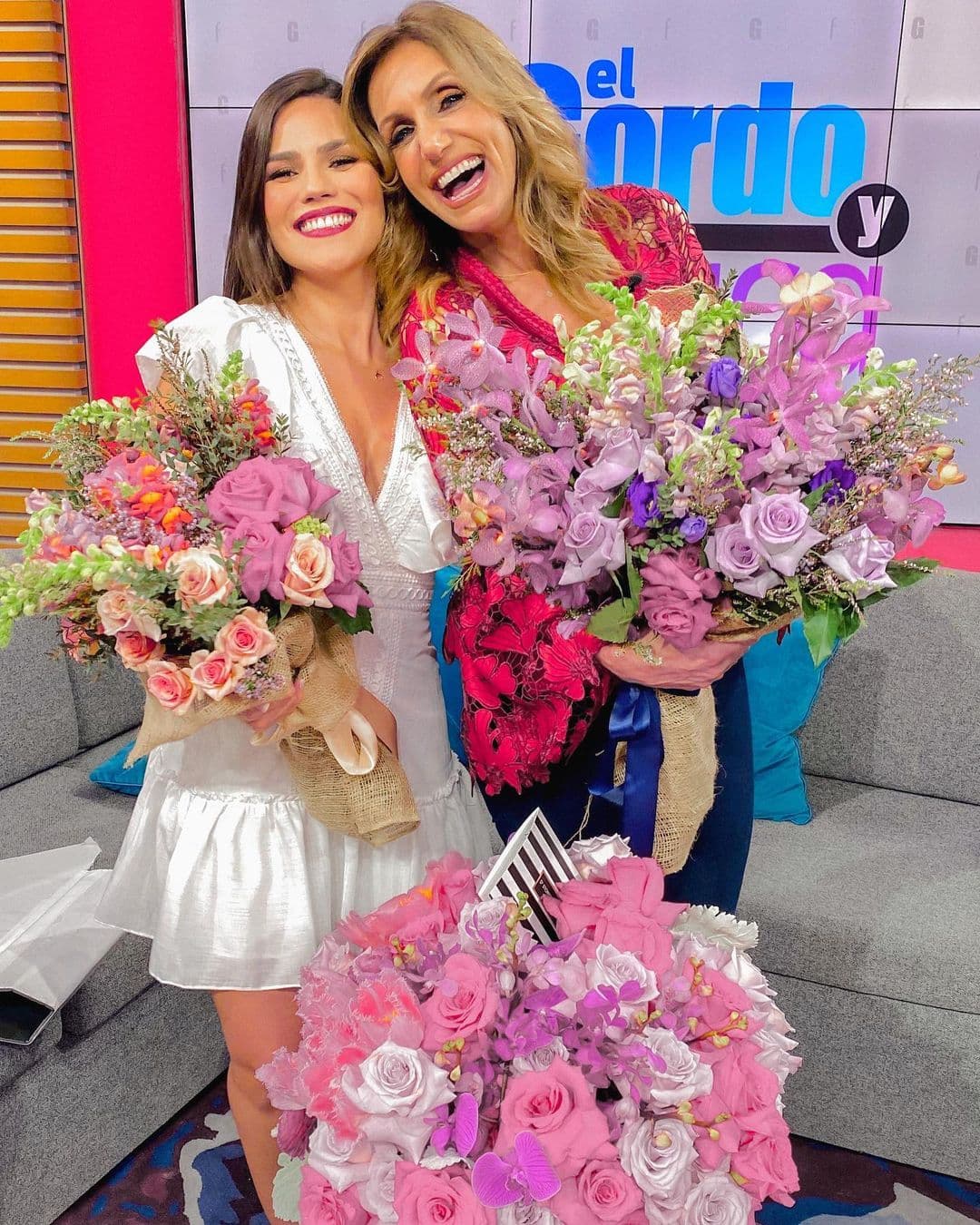 Como te contábamos, en el estudio también llenamos de detalles a las conductoras. Mira lo felices que están Lili Estefan y Karina Banda rodeadas de ellas.