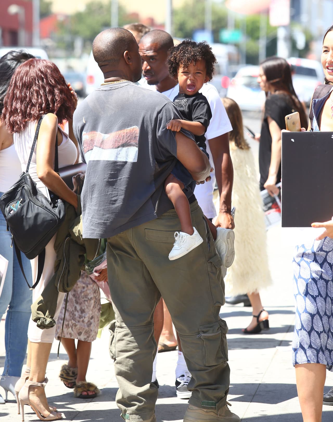 Fue en el momento en el que Kanye cargó a su hijo Saint, de dos años, que el rapero se encontró en serios problemas, pues
<b> el pequeño inició una rabieta</b>.