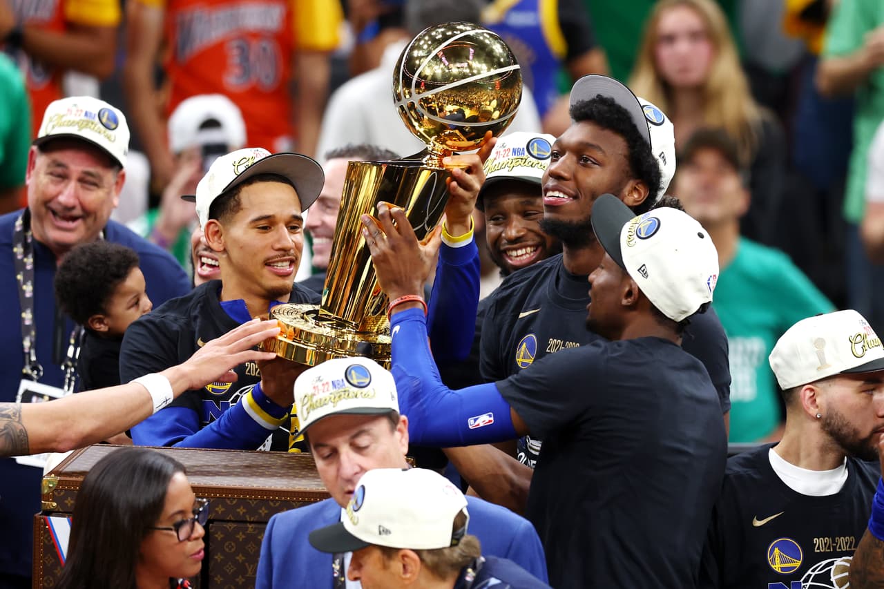 Juan Toscano, jugador de los Golden State Warriors, es el primer mexicano-estadounidense en lograr coronarse como campeón en las finales de la NBA tras el triunfo de su equipo ante los Celtics de Boston.
<br>