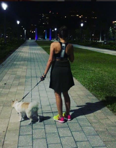 A Paulina le gusta mucho sacar a pasear a Mila y compartir con ella su tiempo libre.