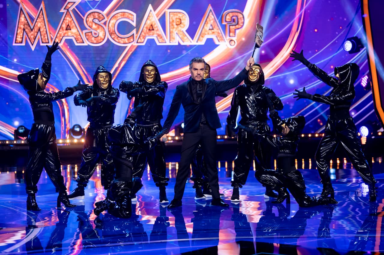 La séptima noche de ¿Quién Es La Máscara? abrió con un espectacular 'perfomance' a cargo de Adrián Uribe y sus acompañantes enmascarados.