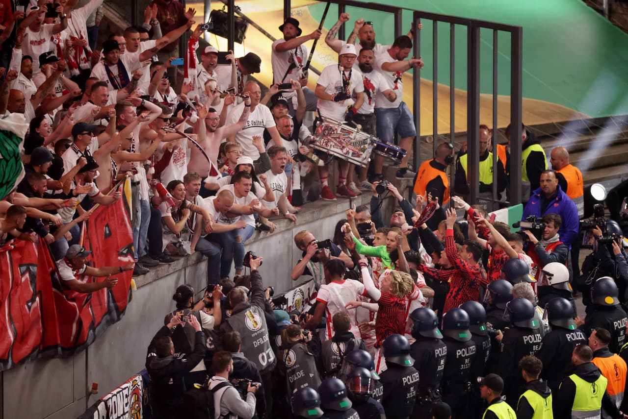 RB Leipzig lo celebraba con sus fanáticos tras un juego que parecía perdido.
