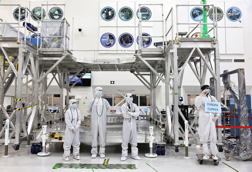 Con cerca de 50 sobrevuelos y acercándose tanto como a 16 millas de la superficie, la sonda espacial Europa Clipper tomará imágenes de esta luna de Júpiter.