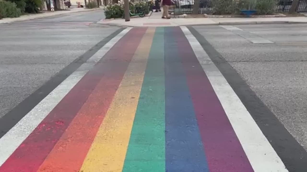 Gobernador de Texas amenaza con quitar fondos si no se remueven los cruces arcoíris