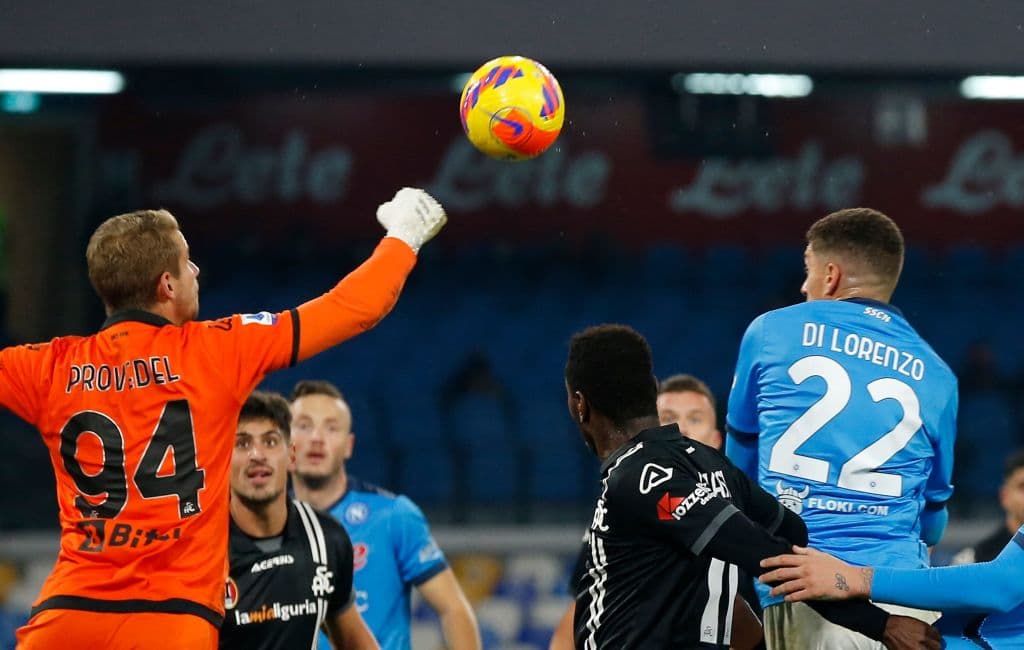 Con un autogol de Juan Jesus al minuto 37 Spezia logra mantener la difrencia y le pegan 0-1 al Napoli y en su estadio.