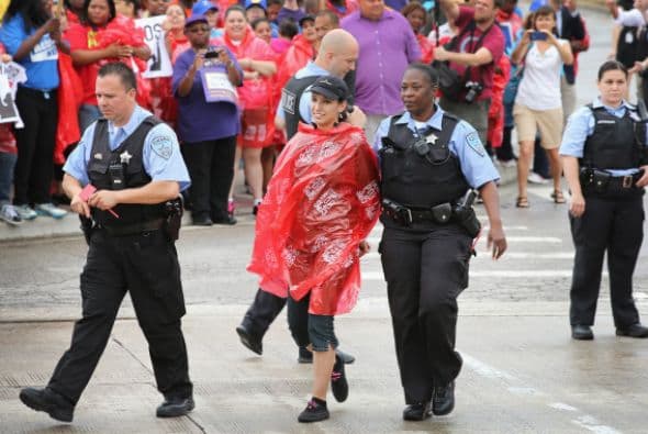 Más de un centenar de trabajadores de restaurantes de comida rápida fueron detenidos este jueves.
