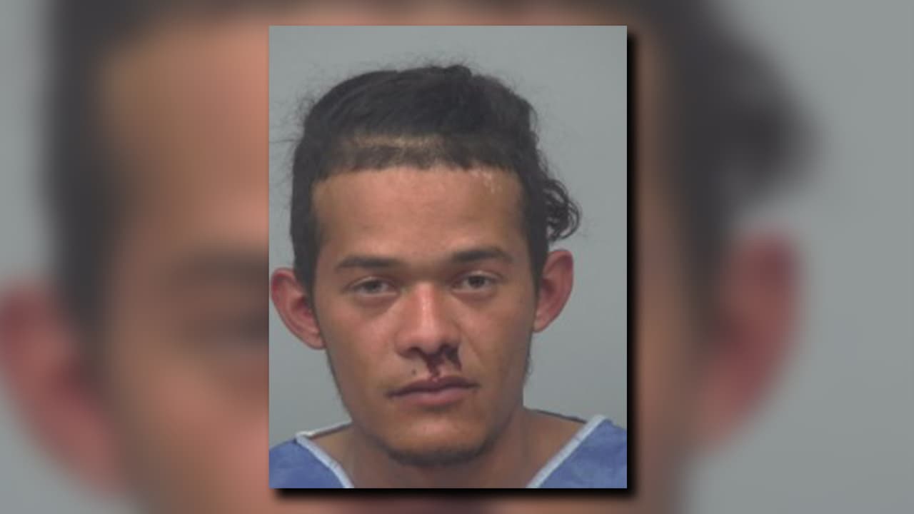 Christian Velásquez, de 23 años, fue arrestado y acusado de homicidio vehicular luego de que el automóvil que conducía se estrellara contra un letrero y una baranda de protección cerca de Sugarloaf Parkway matando a sus dos acompañantes.