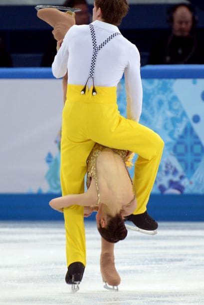Stefania Berton y Ondrej Hotarek de Italia compiten en pareja durante los JJOO de Sochi.