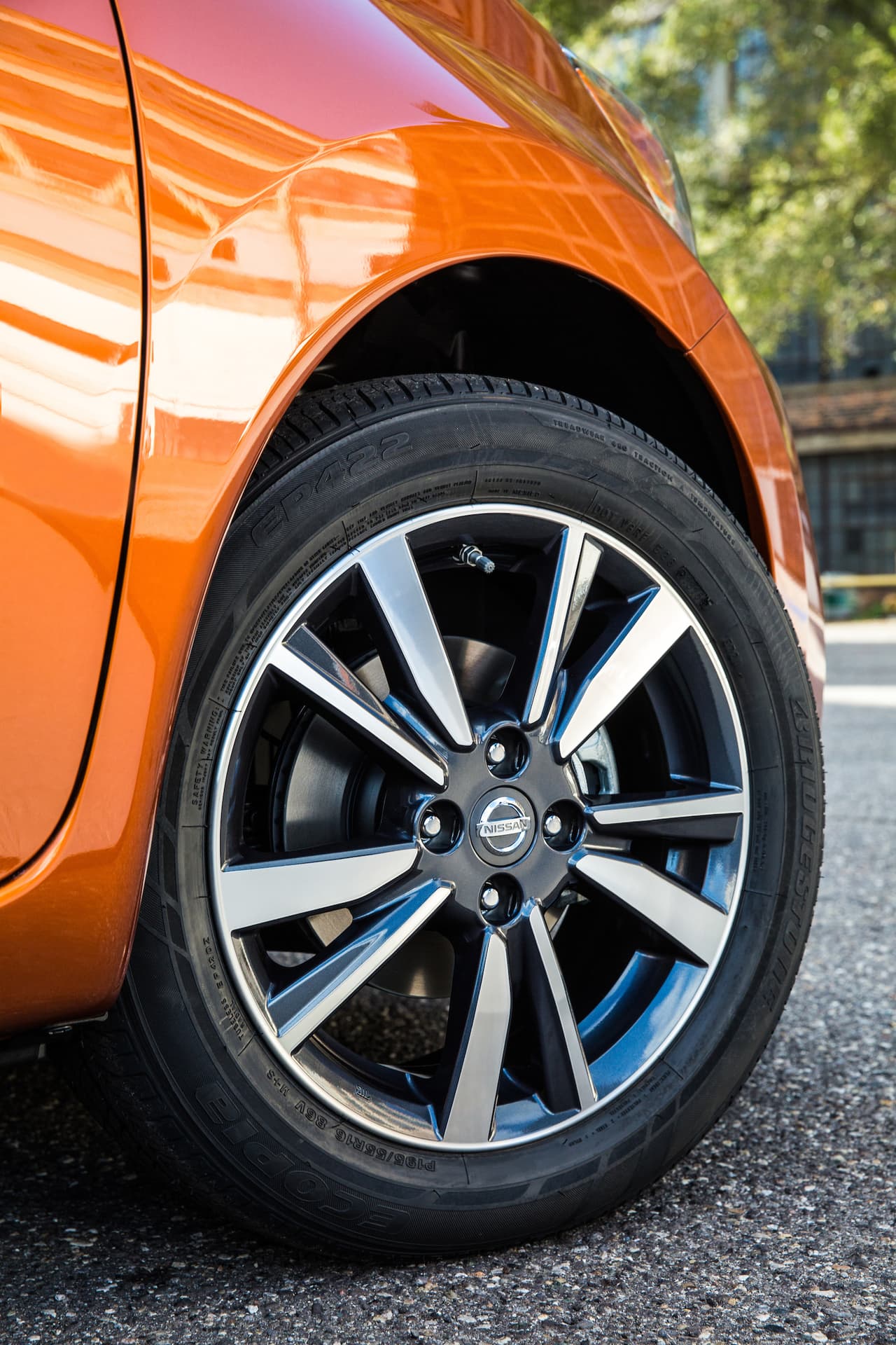 Enhancements to the 2017 Versa Note are highlighted by a dynamic new front end treatment, which accentuates its popular forward-looking style even more with a new front fascia, ÒV-MotionÓ grille and swept-back halogen headlights.