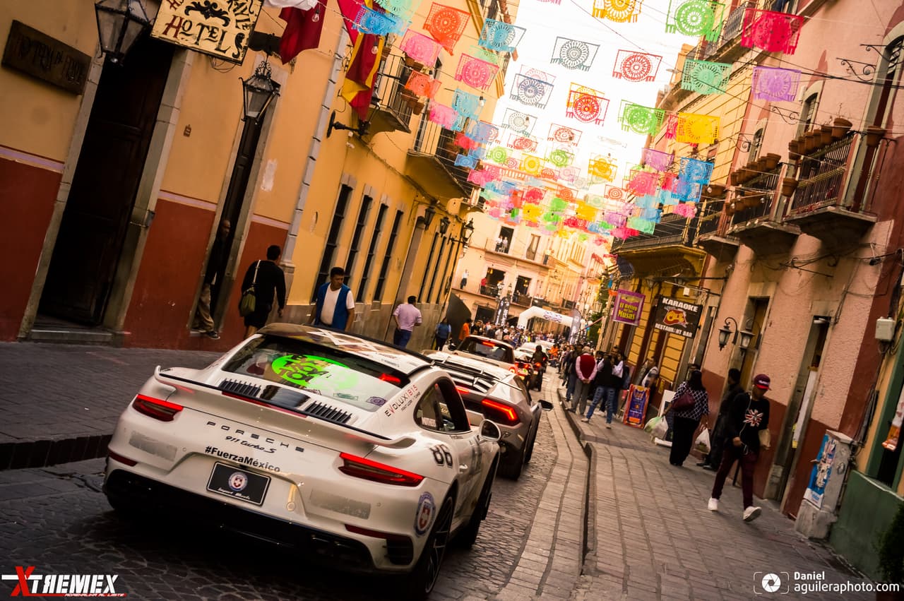 <b>Porsche 911 Turbo S</b> con motor bóxer biturbo de 6 cilindros y 3.8 litros de 580 hp. Acelera de 0 a 60 mph en 2.9 segundos. Precio estimado: 270,000 dólares.