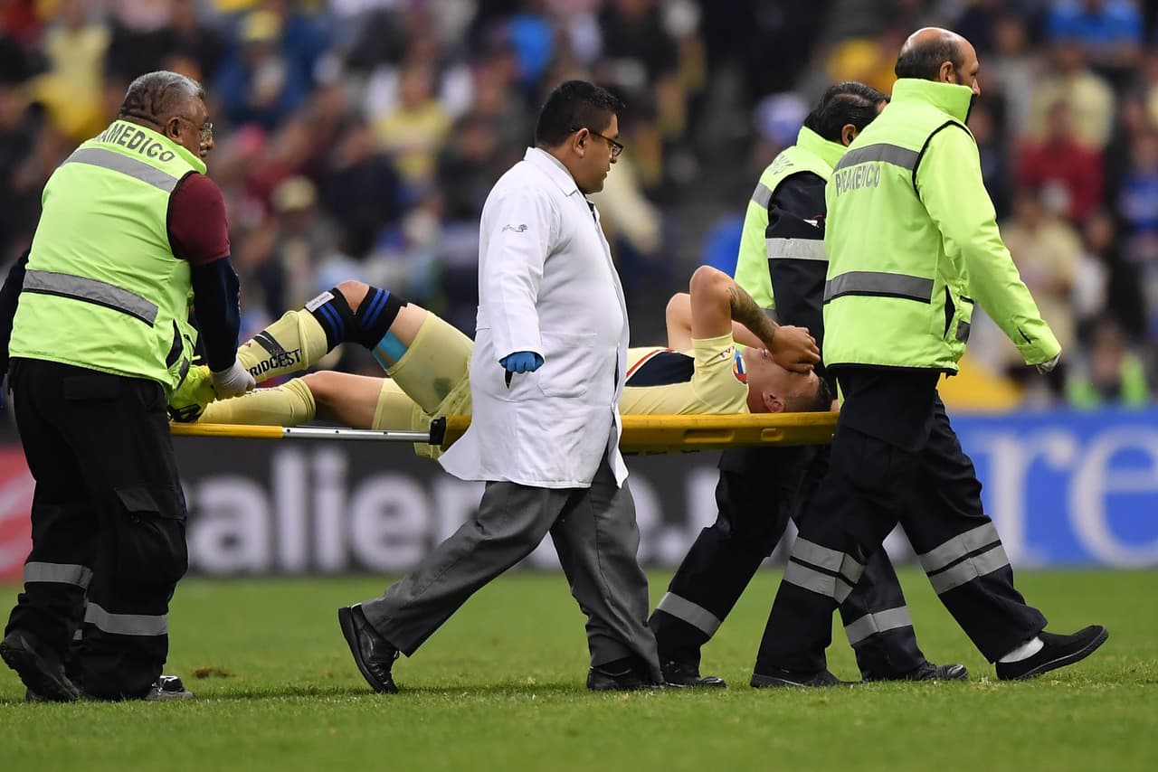 Y en un choque con Igor Lichnovsky, Mateus Uribe sale lastimado y no pudo continuar. También el otro jugador colombiano está en duda para la Vuelta en domingo.