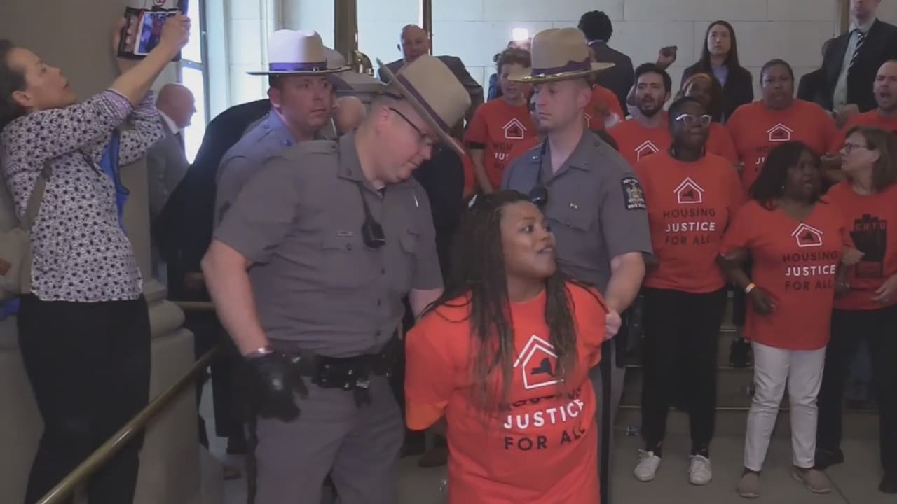 Anuncian acuerdo histórico para nuevas leyes de renta y protección a inquilinos en Nueva York