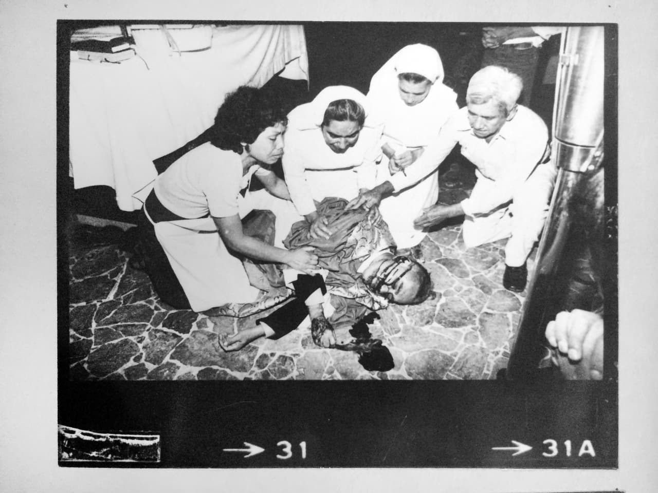 Las imágenes del suceso se encuentran en los archivos de la Corte Suprema de El Salvador y fueron captadas por un corresponsal de la agencia UPI, que se encontraba en la capilla durante la homilía.