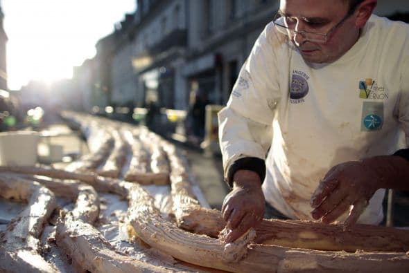 En la ciudad Francesa de Vernon, crearon el tradicional postre "Tronco de Navidad" más grande del mundo, midió 1.4 kilómetros.