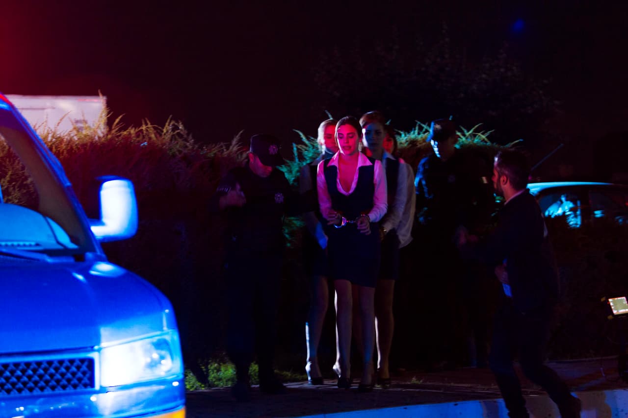 Las actrices que interpretan a las azafatas también participarían en la intensa grabación.