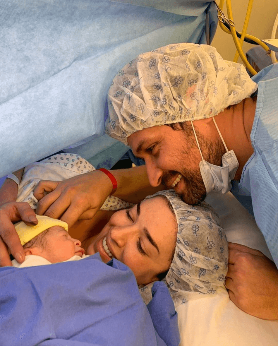 <a href="https://www.univision.com/famosos/el-amor-no-se-divide-se-multiplica-la-conductora-laura-g-presenta-las-primeras-imagenes-de-su-hijo-lucio-fotos">Lucio</a> nació el 27 de julio de 2019 y al igual que con Lisa, Laura compartió una imagen de su nacimiento.
<br>
<br>“Gracias por elegirnos como papás! | Ya en casa disfrutándonos , adaptándonos y conociéndonos. ¡Nunca me sentí tan viva! Bienvenido mi leóncito”, escribió en su cuenta de Instagram.