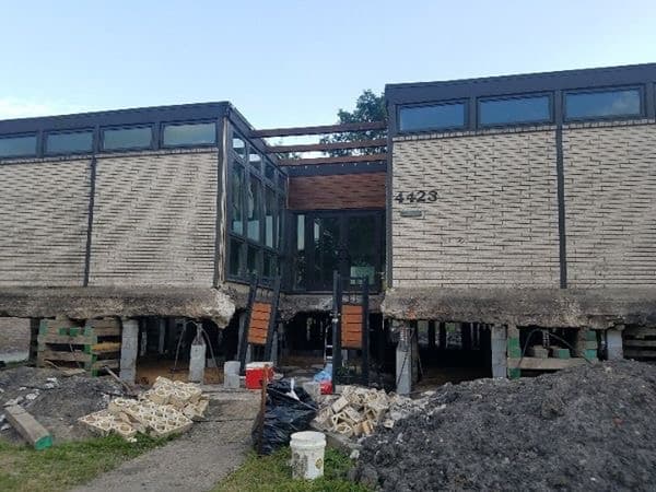 Luego de dos inundaciones, la única opción que vieron viable para mantener a salvo su hogar fue elevar la propiedad lo cual tuvo un costo aproximado de entre 230,000 y 250,000 dólares.