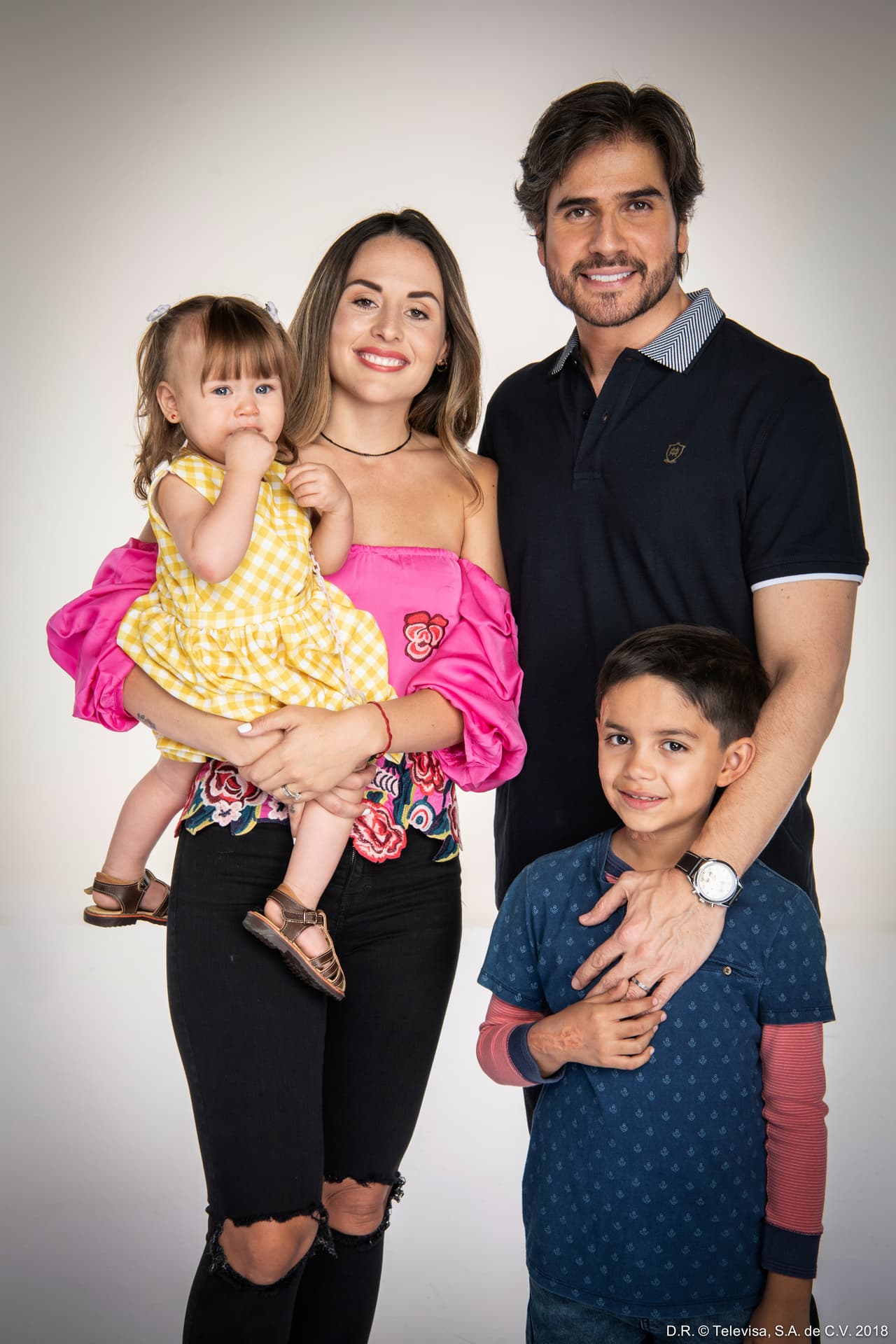 Julieta y Robert se enfrentarán a muchos más enredos ahora que tendrán que desempeñarse como esposos, papás, hijos y hermanos.