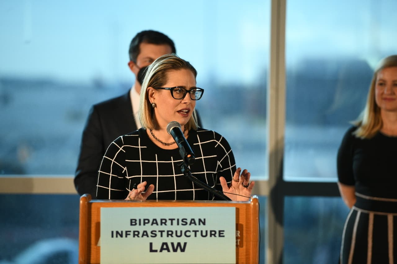 Kyrsten Sinema: La Ley de Infraestructura crea empleos y proporciona un mapa vial para Washington 