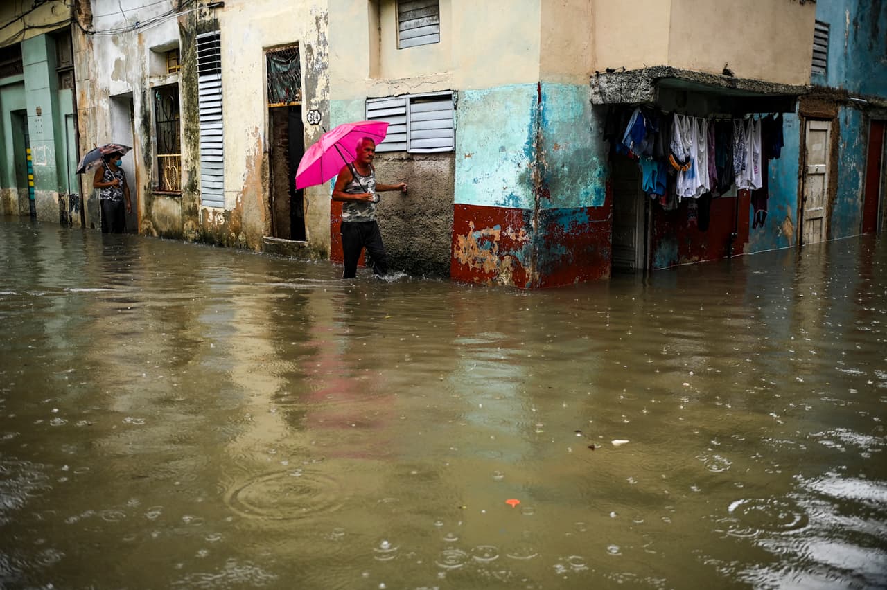 Las personas tuvieron que luchar con las aguas para poder moverse y también se informó de algunos derrumbes y cortes de luz.