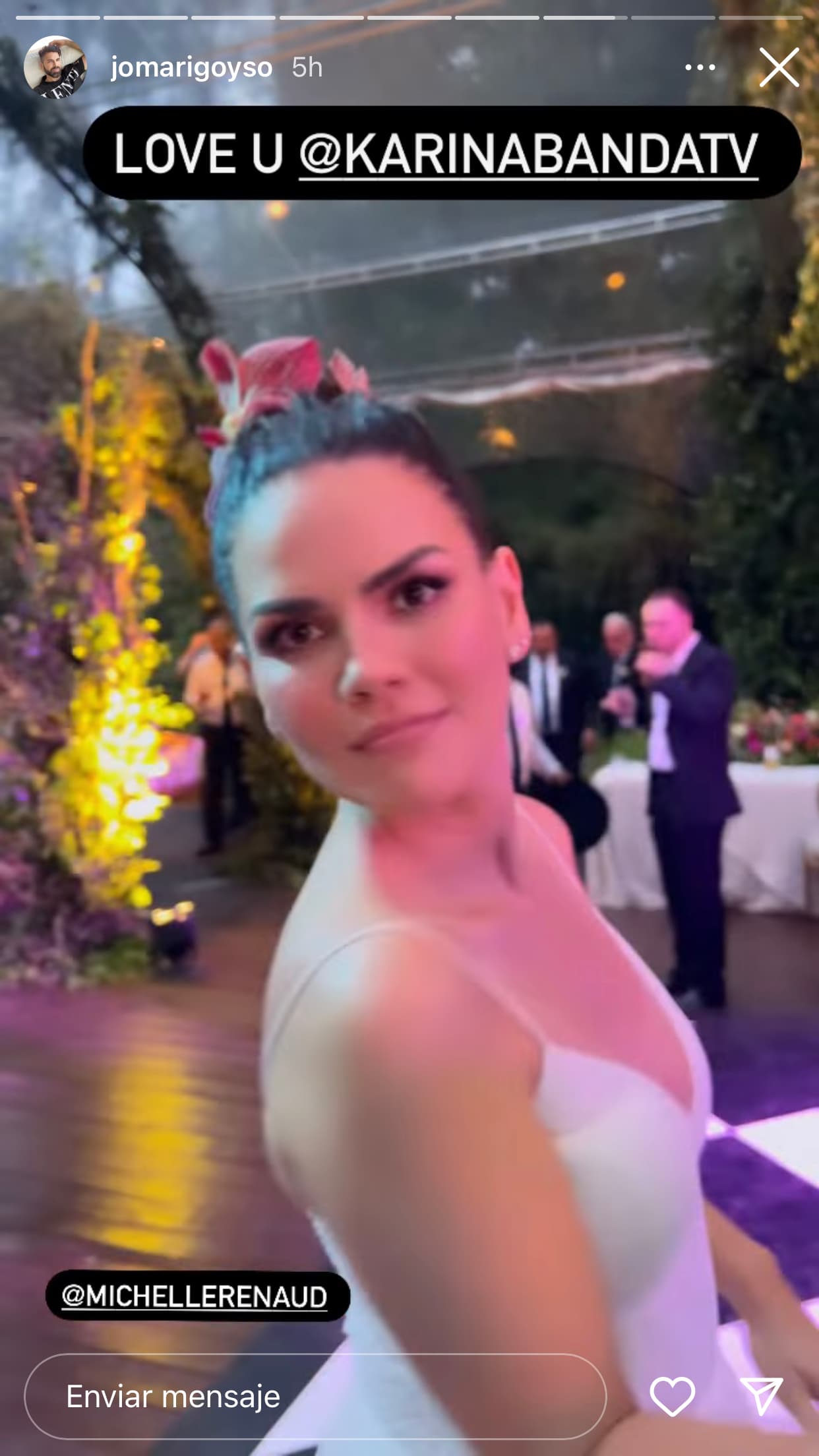 Este tipo de flores suelen tener llamativos colores y son originarias de zonas tropicales de Asia. 
<br>