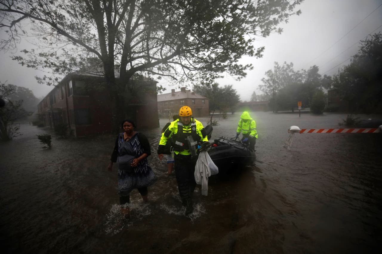 Rescatistas sacaron a tres personas de una casa inundada en New Bern, Carolina del Norte.