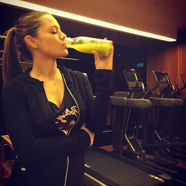 Las últimas imágenes publicadas en su cuenta de Instagram muestran su vientre un tanto abultado.