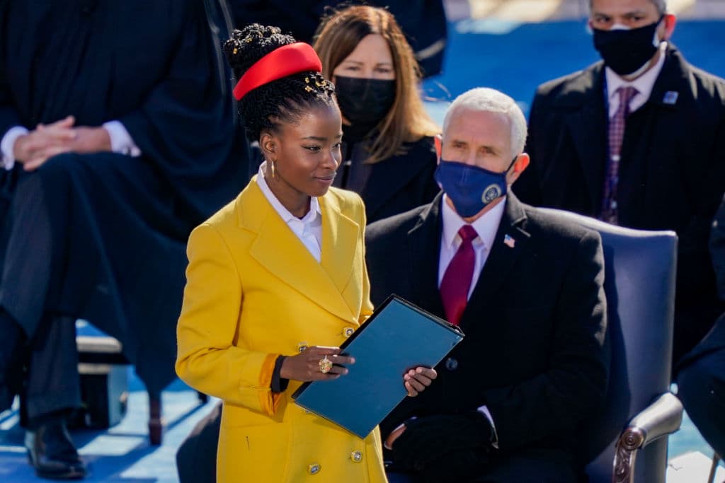 La poeta laureada Amanda Gorman habló en la fiesta inaugural del presidente estadounidense Joe Biden en el frente occidental del Capitolio, este 20 de enero de 2021.