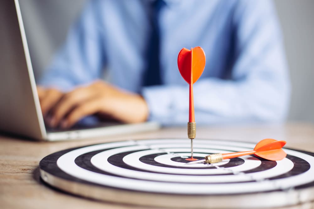 Tu energía la debes de enfocar en el resultado, no en el proceso, este es asunto del Universo, y él se encargará de reunir y propiciar las cosas y situaciones para que tu obtengas lo que deseas. 
<br>
<br>