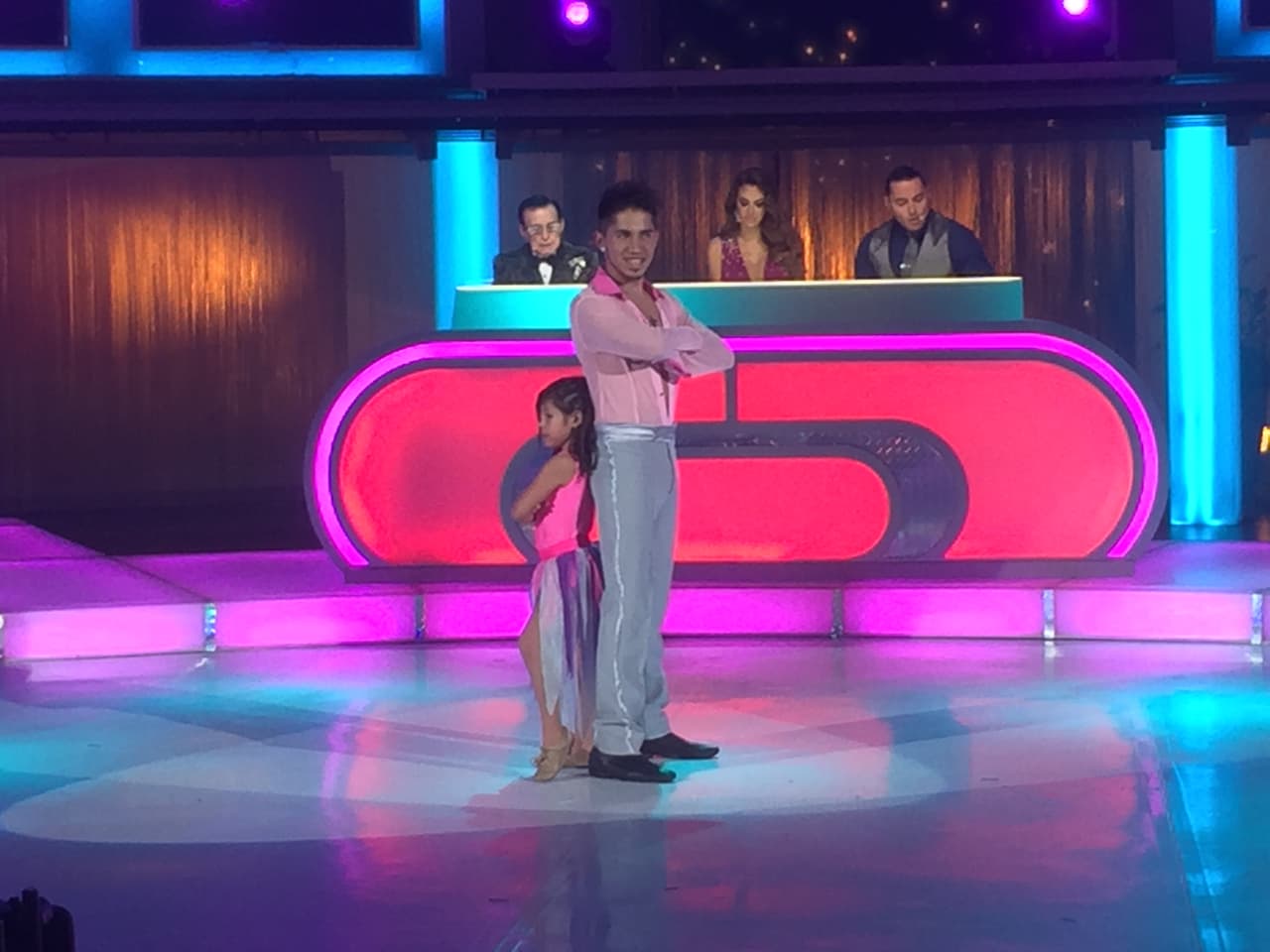 Las seis parejas se prepararon para el duelo.