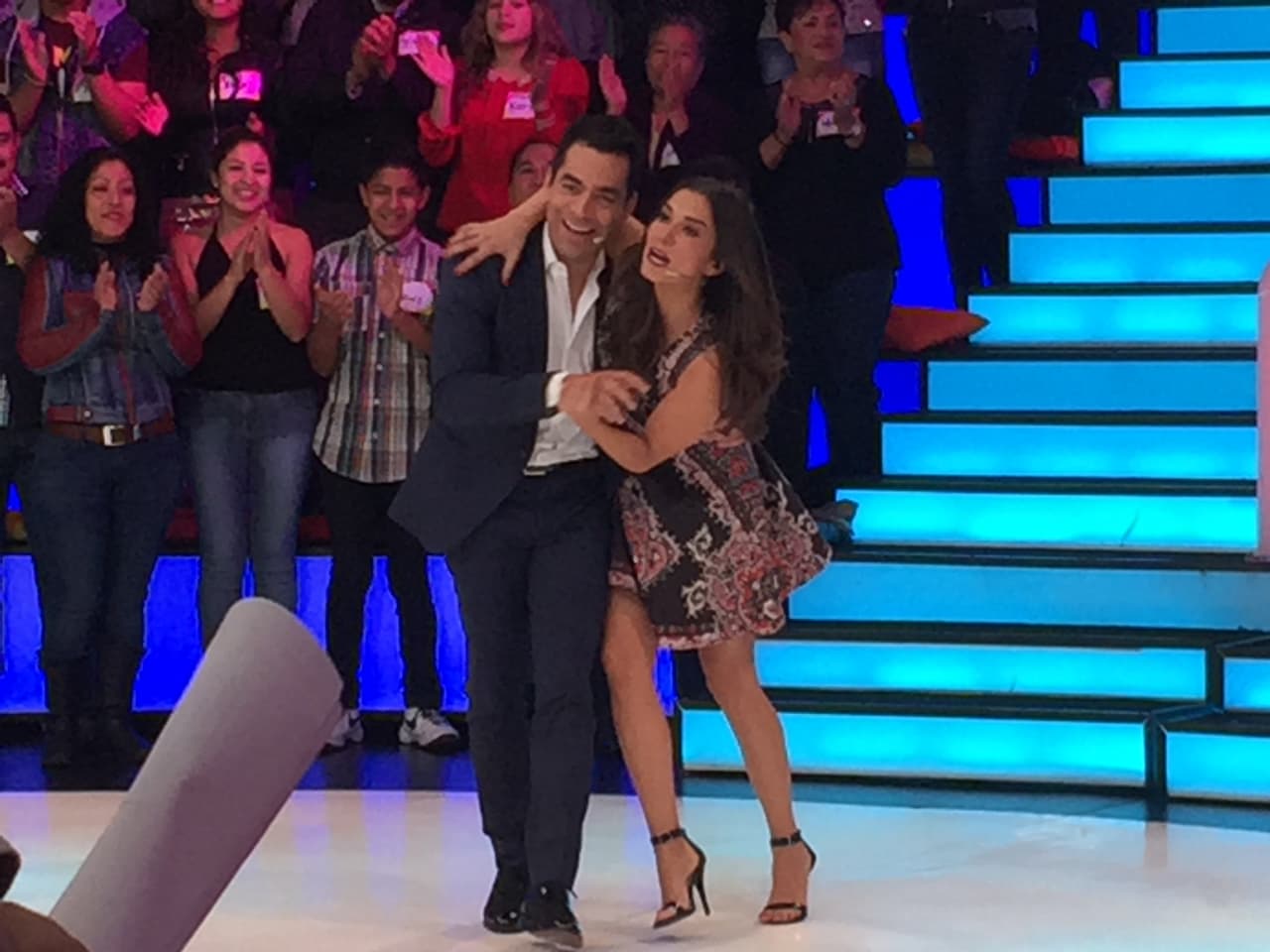 Omar Chaparro y Laura G iniciaron la noche del sábado con mucha energía.