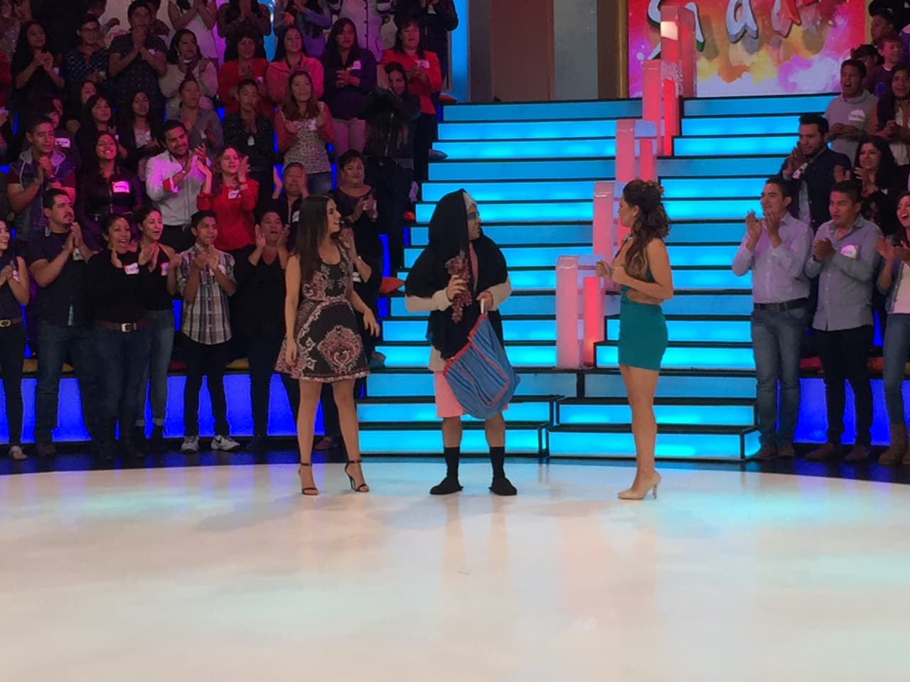 Doña Chole quería hacer de las suyas y vestirlas a todas de monjas.